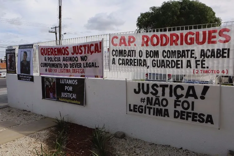 Familiares fazem protesto na porta do Fórum, em Maceió
