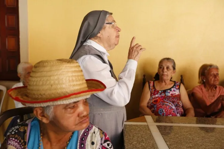 No Dia dos Avós, idosos recebem homenagem em abrigo de Maceió