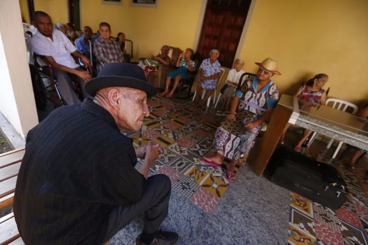 No Dia dos Avós, idosos recebem homenagem em abrigo de Maceió