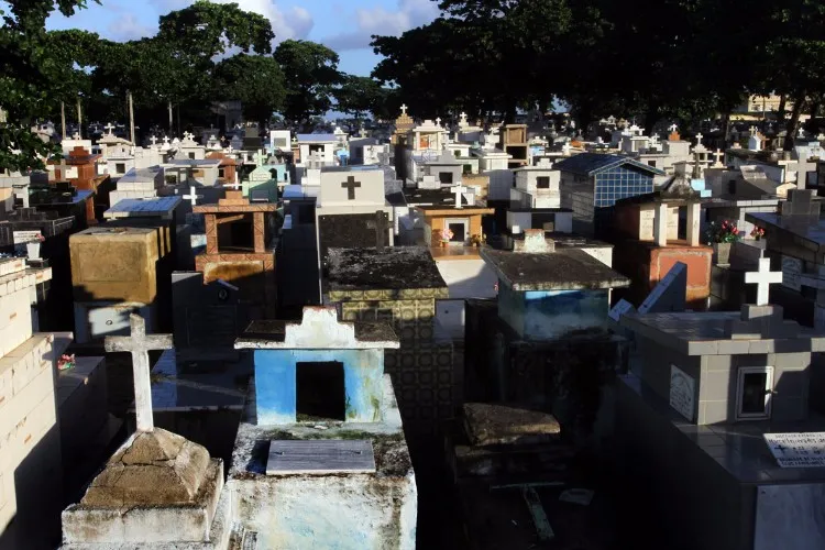 Cemitérios públicos de Maceió custam R$ 1 milhão/ano aos cofres públicos