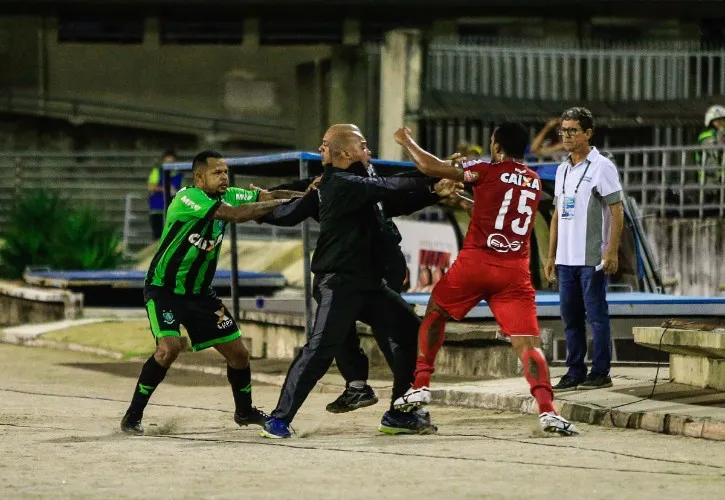 Briga aconteceu na partida entre CRB e América-MG, na última sexta-feira (4), no Estádio Rei Pelé.
