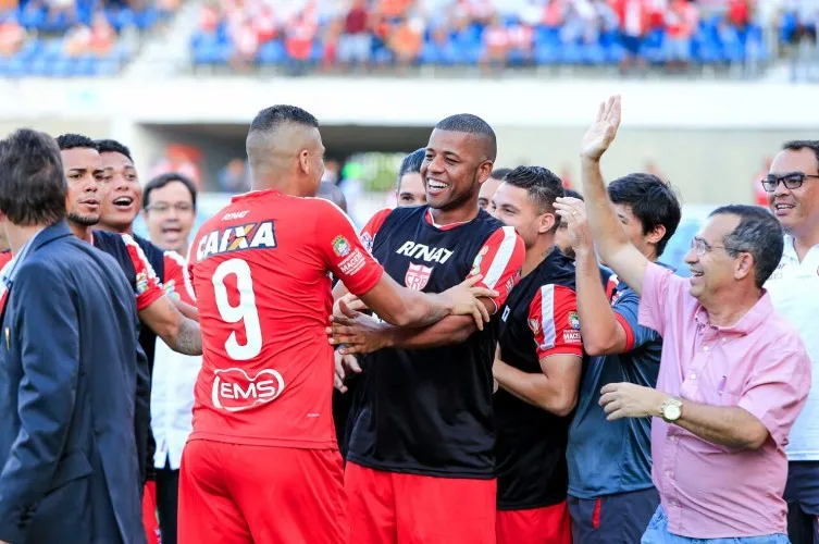 Galo tem início arrasador, marca duas vezes com Neto Baiano, mas vacila em casa
