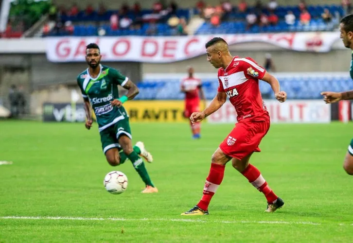 Galo tem início arrasador, marca duas vezes com Neto Baiano, mas vacila em casa