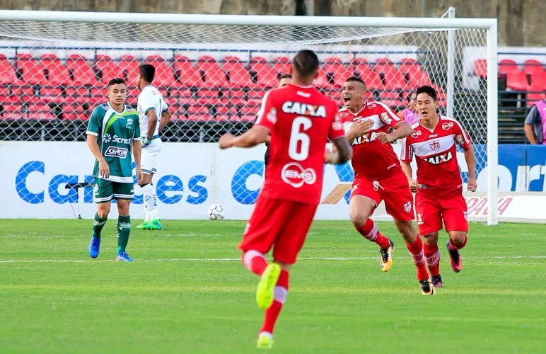 Galo tem início arrasador, marca duas vezes com Neto Baiano, mas vacila em casa