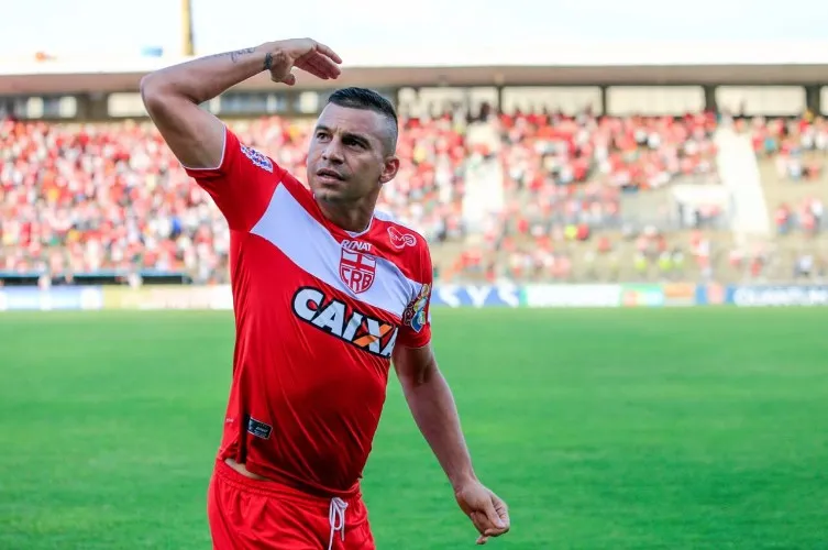 Galo tem início arrasador, marca duas vezes com Neto Baiano, mas vacila em casa