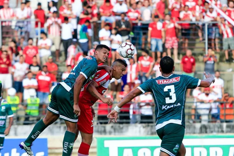 Galo tem início arrasador, marca duas vezes com Neto Baiano, mas vacila em casa