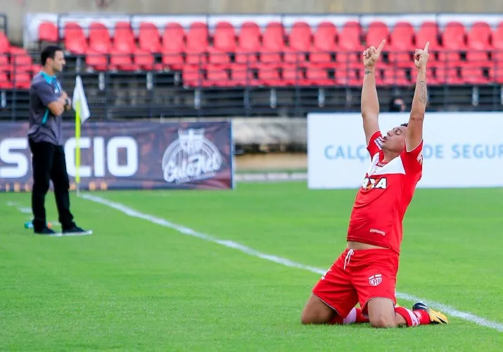 Galo tem início arrasador, marca duas vezes com Neto Baiano, mas vacila em casa