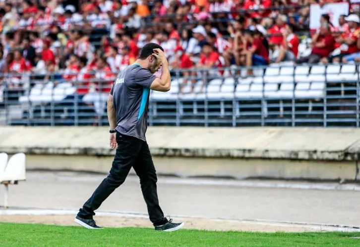 Galo tem início arrasador, marca duas vezes com Neto Baiano, mas vacila em casa