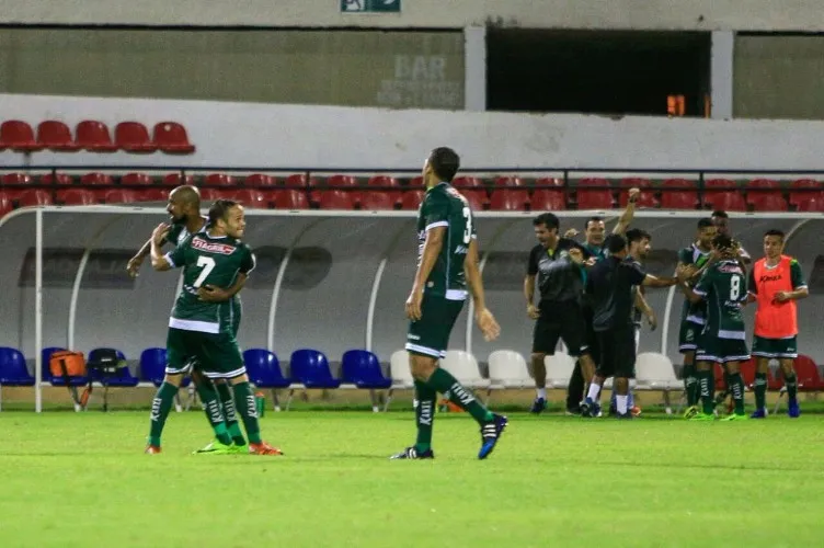 Galo tem início arrasador, marca duas vezes com Neto Baiano, mas vacila em casa