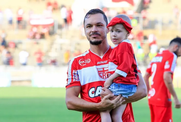 Galo tem início arrasador, marca duas vezes com Neto Baiano, mas vacila em casa