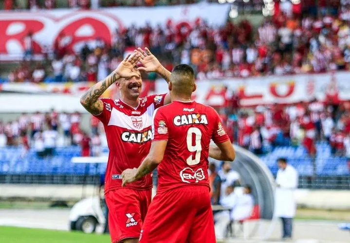 Galo tem início arrasador, marca duas vezes com Neto Baiano, mas vacila em casa