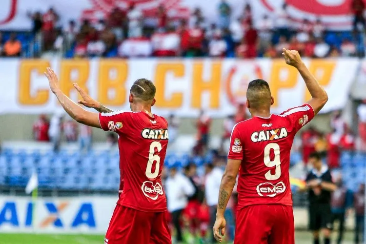 Galo tem início arrasador, marca duas vezes com Neto Baiano, mas vacila em casa