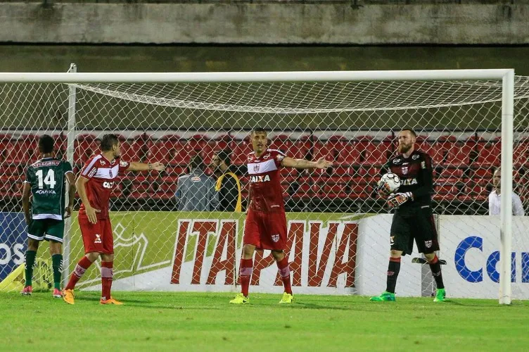 Galo tem início arrasador, marca duas vezes com Neto Baiano, mas vacila em casa