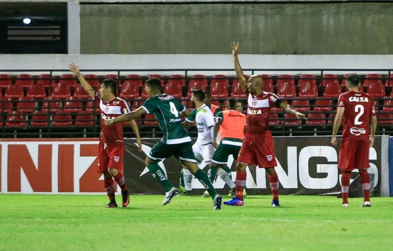 Galo tem início arrasador, marca duas vezes com Neto Baiano, mas vacila em casa