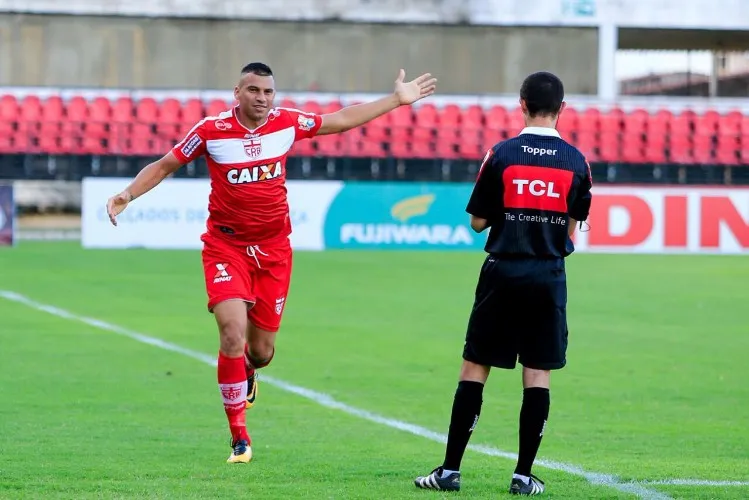 Galo tem início arrasador, marca duas vezes com Neto Baiano, mas vacila em casa