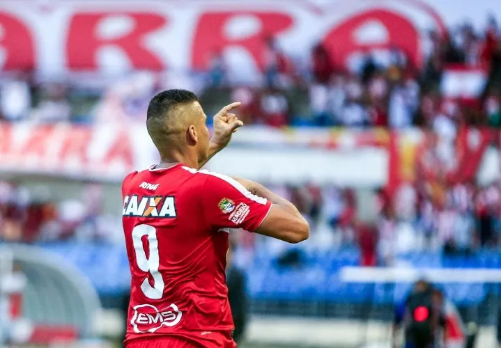 Galo tem início arrasador, marca duas vezes com Neto Baiano, mas vacila em casa