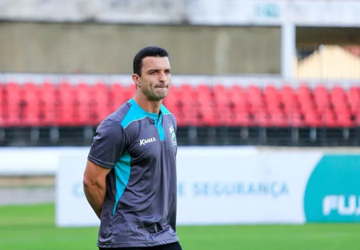 Galo tem início arrasador, marca duas vezes com Neto Baiano, mas vacila em casa