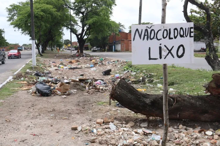 Barracos invadem a Avenida Senador Rui Palmeira, principal via da região
