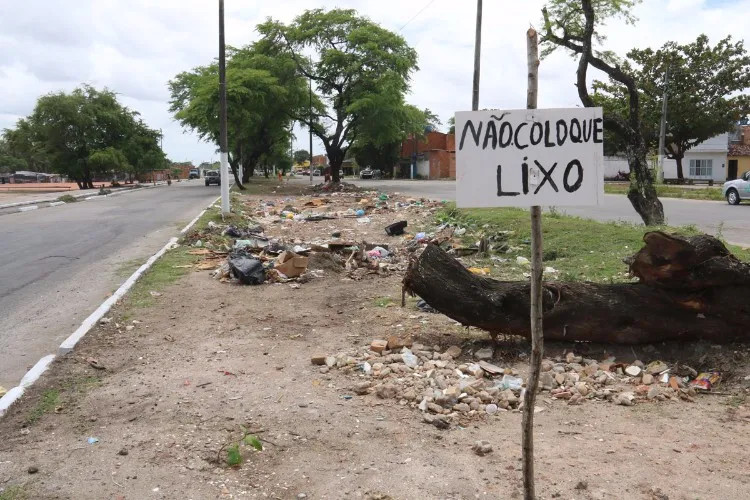Barracos invadem a Avenida Senador Rui Palmeira, principal via da região