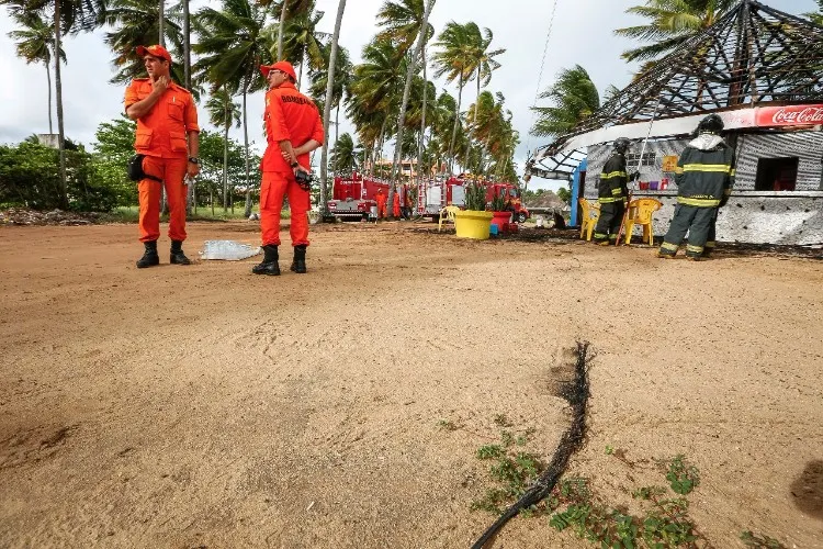 - Equipes do Corpo de Bombeiros foram acionadas