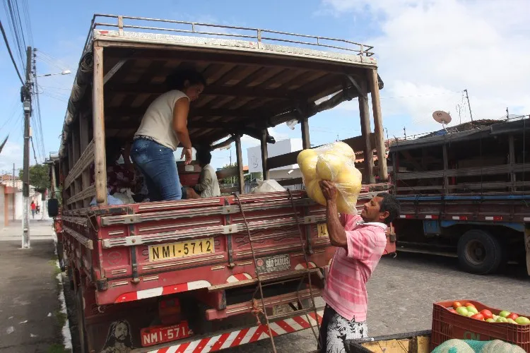 Nas cidades do interior do estado, transporte de pessoas em carrocerias de caminhões é frequente
