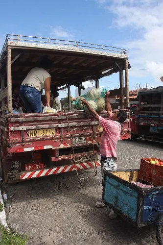 Nas cidades do interior do estado, transporte de pessoas em carrocerias de caminhões é frequente