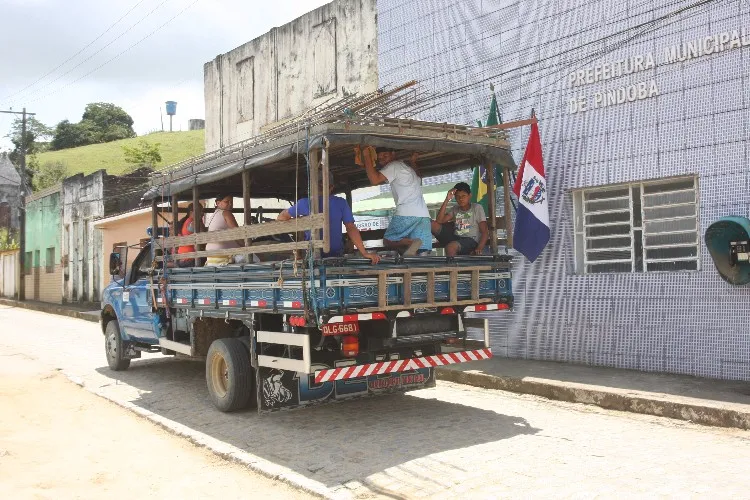 Nas cidades do interior do estado, transporte de pessoas em carrocerias de caminhões é frequente