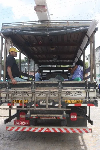 Nas cidades do interior do estado, transporte de pessoas em carrocerias de caminhões é frequente