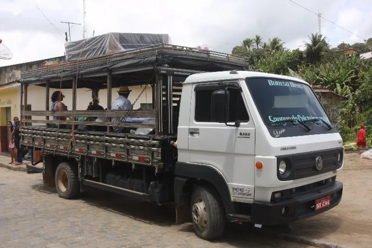 Nas cidades do interior do estado, transporte de pessoas em carrocerias de caminhões é frequente