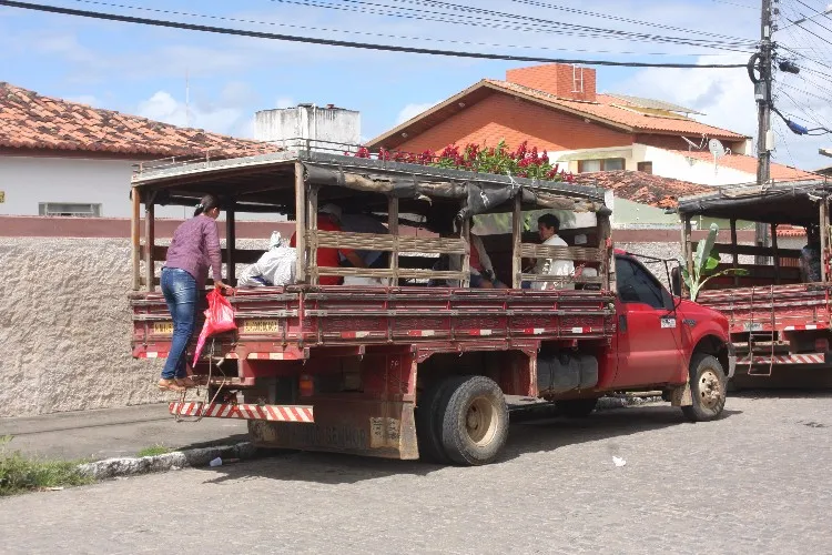 Nas cidades do interior do estado, transporte de pessoas em carrocerias de caminhões é frequente