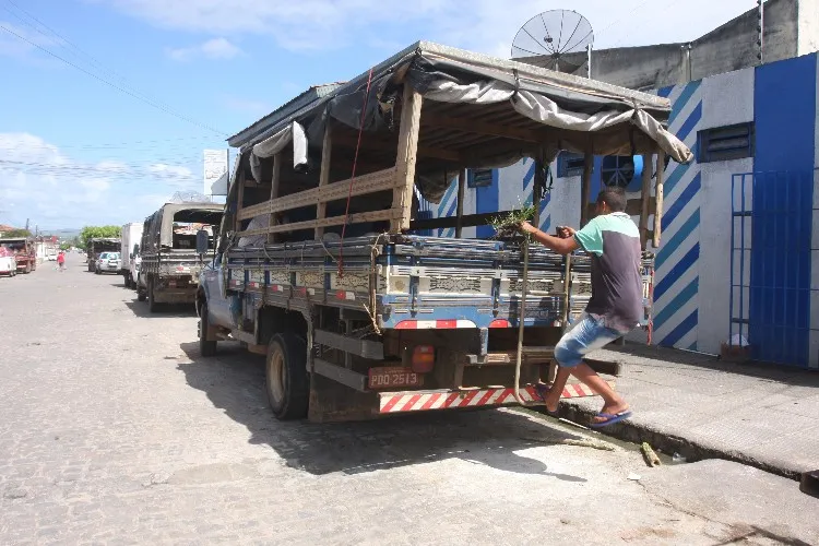 Nas cidades do interior do estado, transporte de pessoas em carrocerias de caminhões é frequente