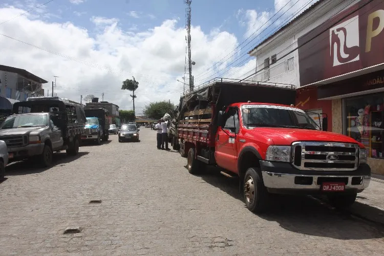 Nas cidades do interior do estado, transporte de pessoas em carrocerias de caminhões é frequente
