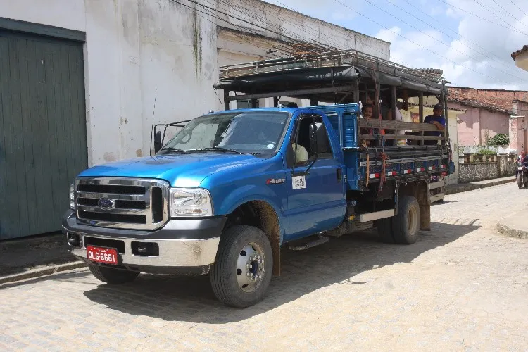 Nas cidades do interior do estado, transporte de pessoas em carrocerias de caminhões é frequente