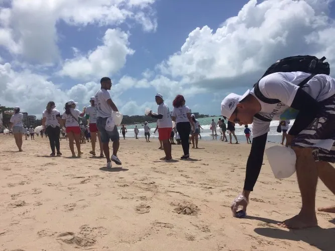 Dia Mundial de Limpeza de Praia é marcado com mutirão