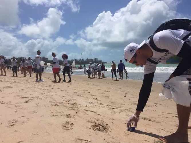 Dia Mundial de Limpeza de Praia é marcado com mutirão