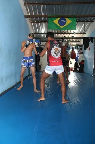 Garotos treinam muay thai na periferia de Maceió, com o professor Luiz Tigrão