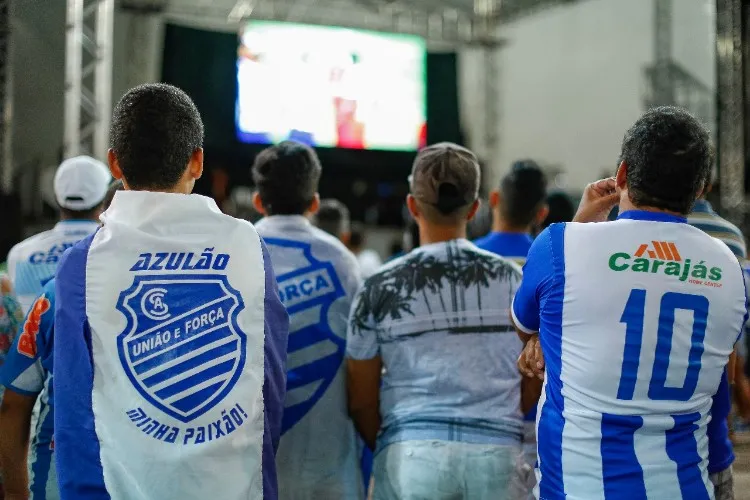 Quem não conseguiu comprar o ingresso, acompanhou a partida no Jaraguá 