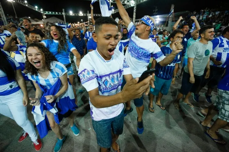 Quem não conseguiu comprar o ingresso, acompanhou a partida no Jaraguá 