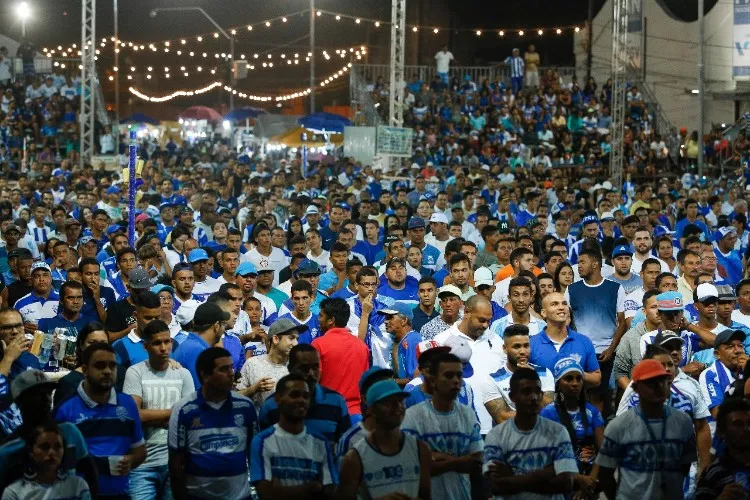 Quem não conseguiu comprar o ingresso, acompanhou a partida no Jaraguá 