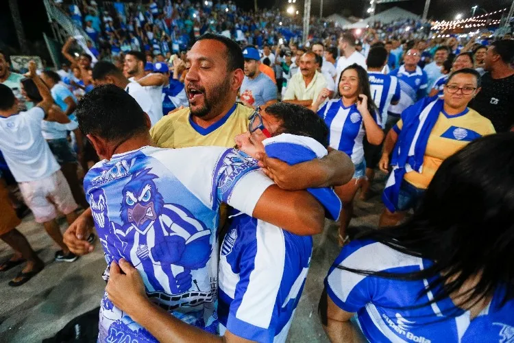 Quem não conseguiu comprar o ingresso, acompanhou a partida no Jaraguá 