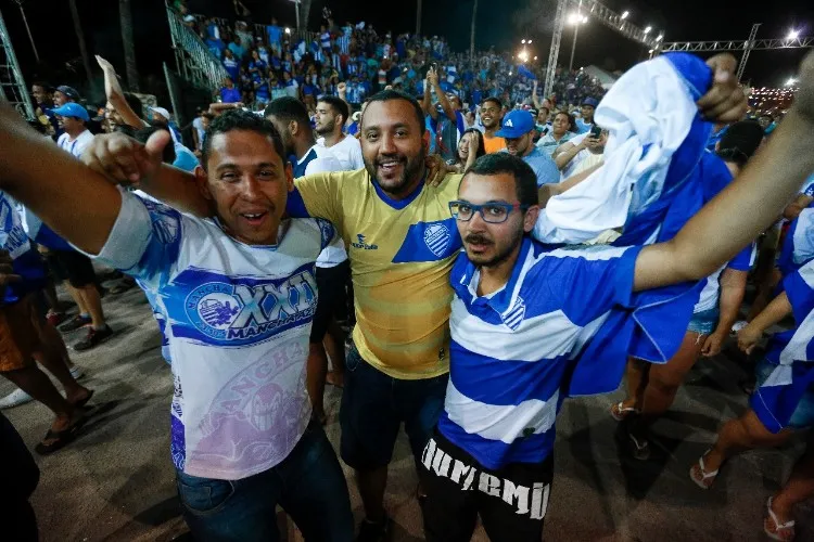 Quem não conseguiu comprar o ingresso, acompanhou a partida no Jaraguá 