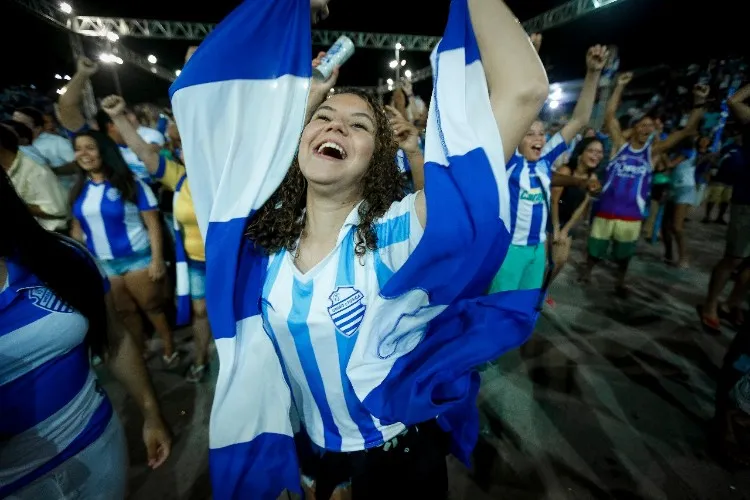 Quem não conseguiu comprar o ingresso, acompanhou a partida no Jaraguá 