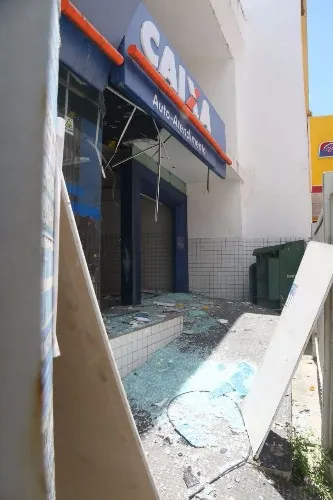 Prédio de antiga agência da Caixa é alvo de vândalos, no centro de Maceió