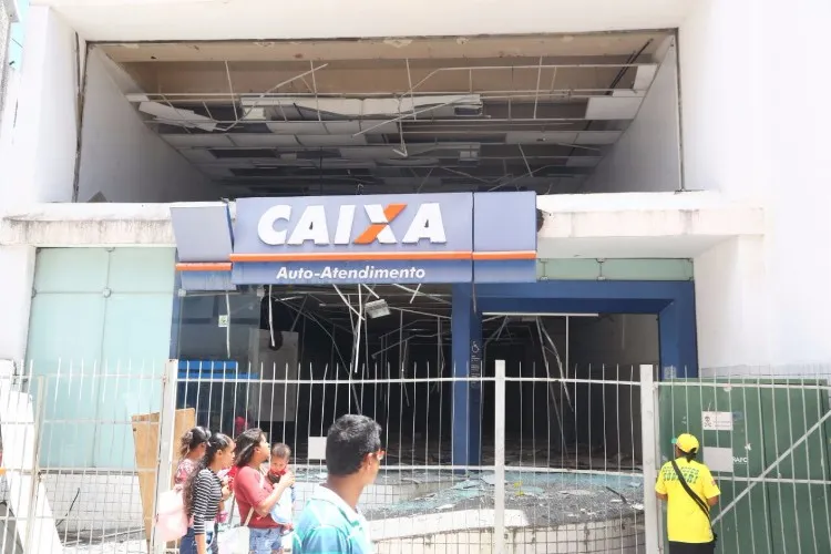 Prédio de antiga agência da Caixa é alvo de vândalos, no centro de Maceió