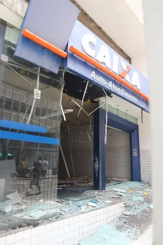 Prédio de antiga agência da Caixa é alvo de vândalos, no centro de Maceió