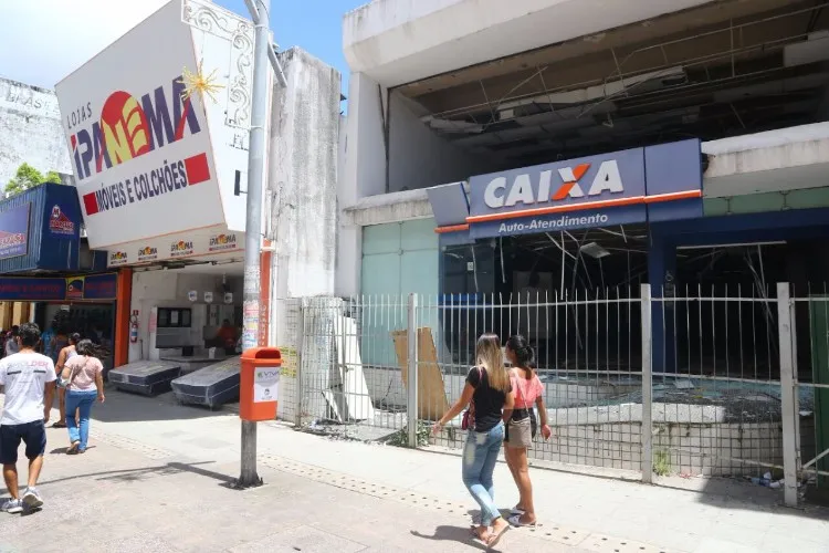 Prédio de antiga agência da Caixa é alvo de vândalos, no centro de Maceió