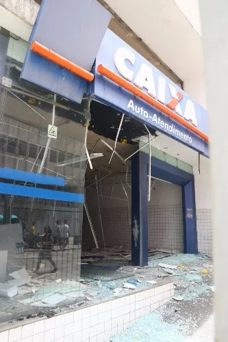 Prédio de antiga agência da Caixa é alvo de vândalos, no centro de Maceió
