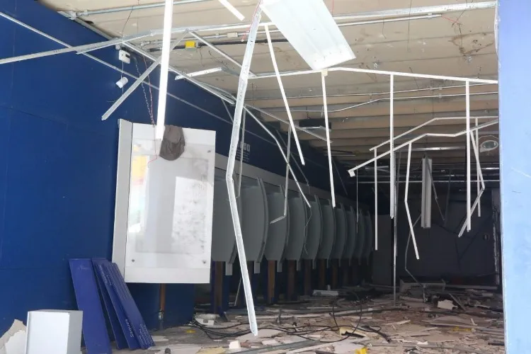 Prédio de antiga agência da Caixa é alvo de vândalos, no centro de Maceió