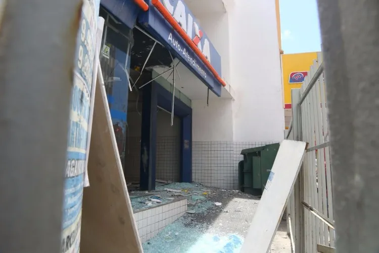 Prédio de antiga agência da Caixa é alvo de vândalos, no centro de Maceió