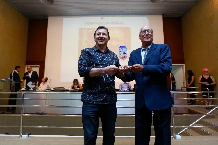 Radialista Arivaldo Maia é homenageado no Prêmio Odete Pacheco 